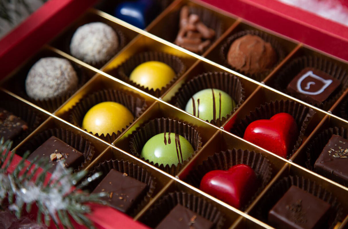 Boîte de chocolats assortis, truffes et bouchées
