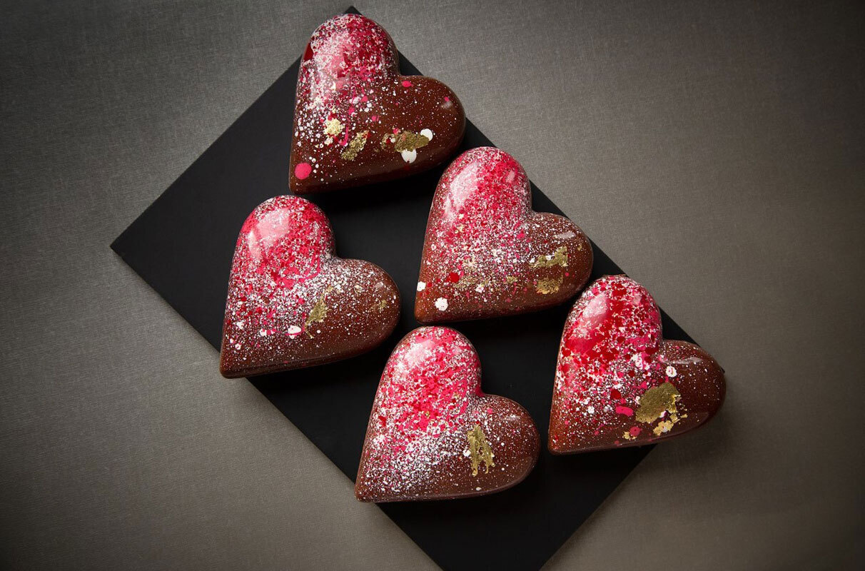 Chocolats en forme de cœur, finition rouge et or