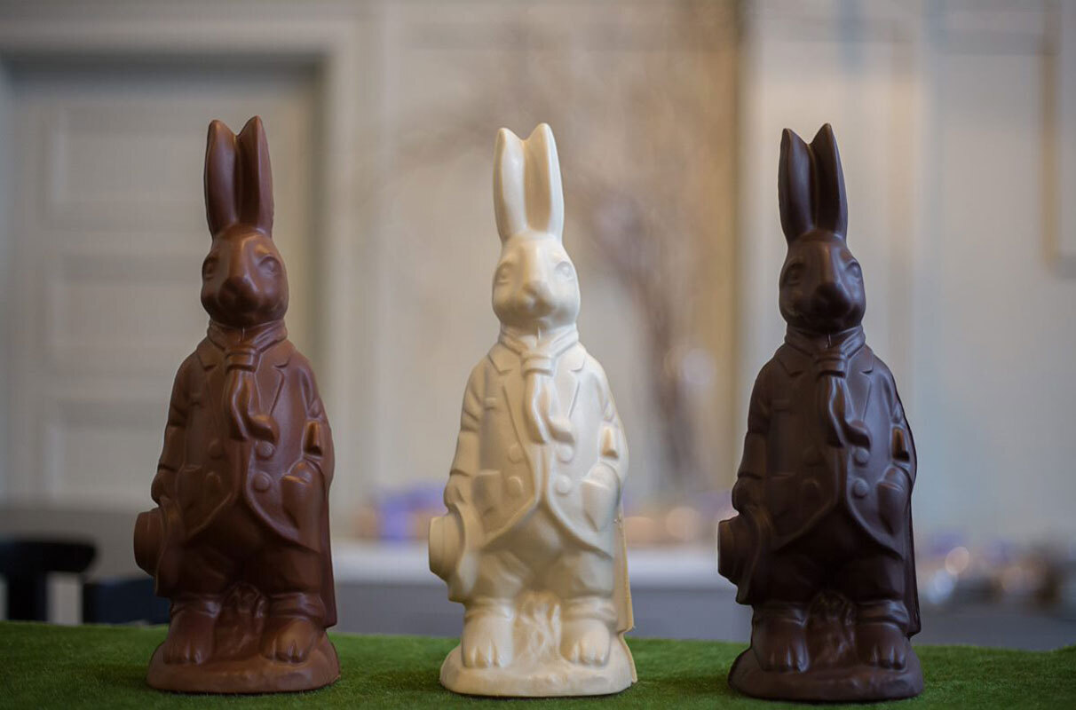 Trois lapins de Pâques moulés, en chocolat noir, blanc et au lait
